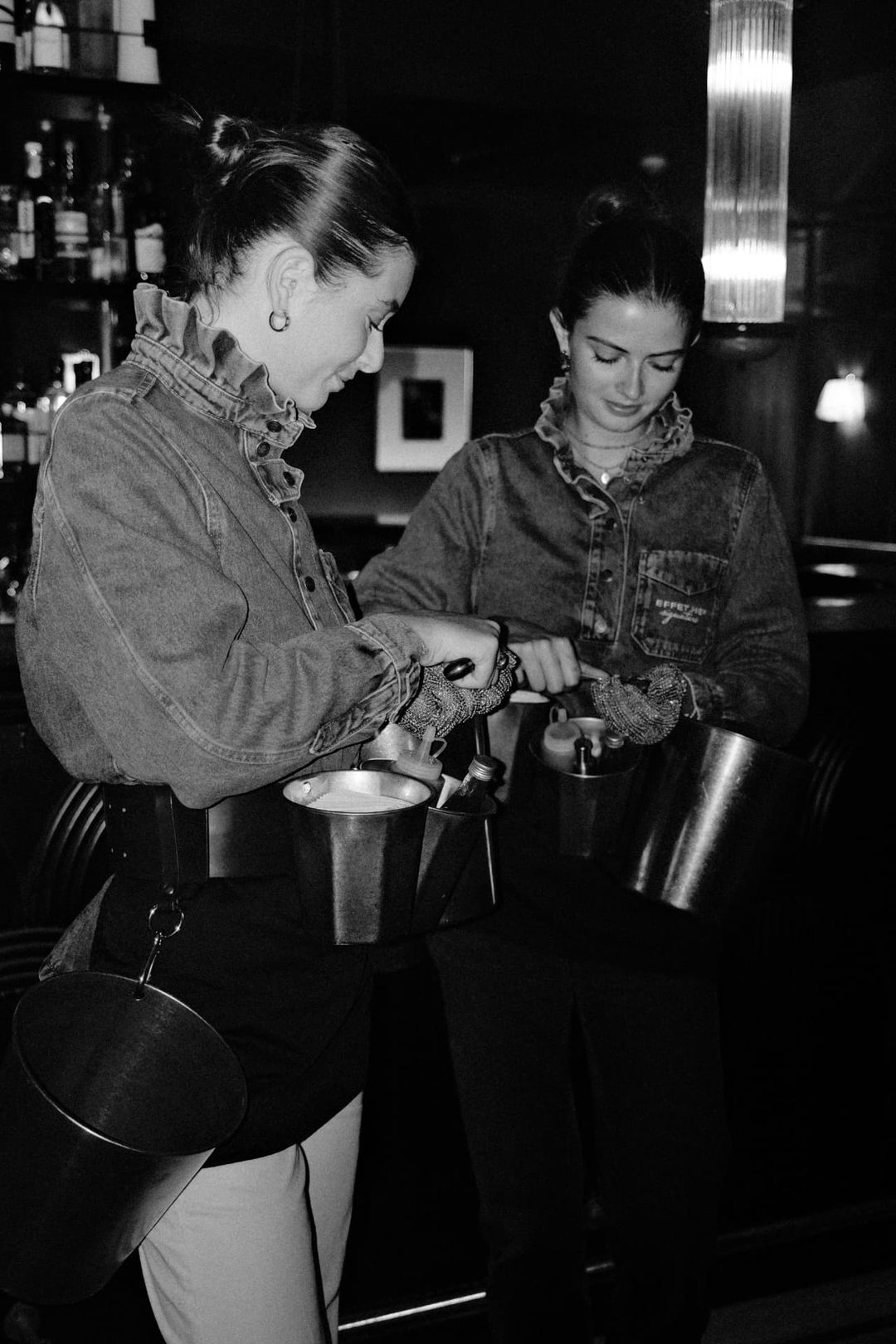 Oysters Women Effet Mer Signature préparant leur service avec leurs seaux à huîtres