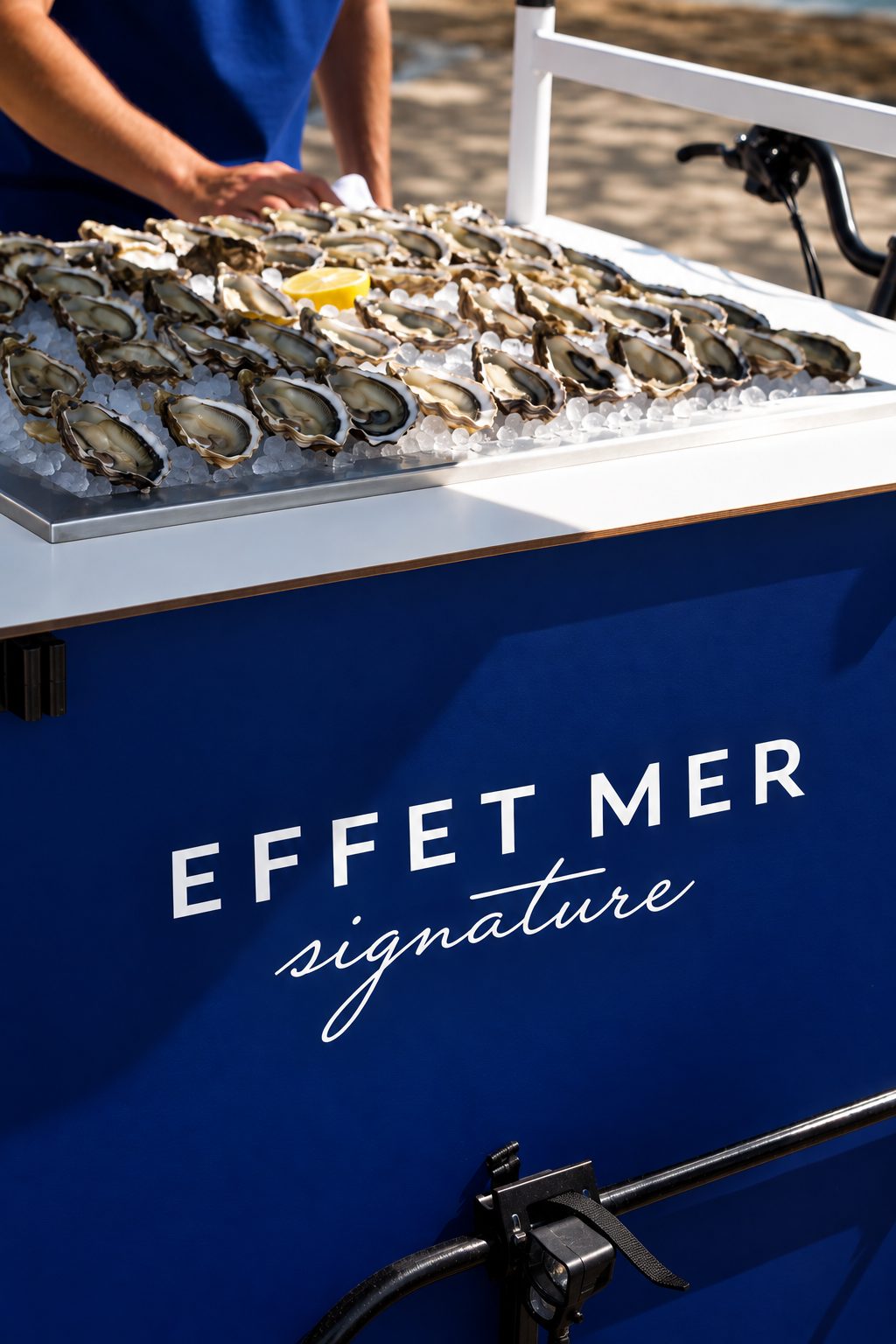Oyster Bike Effet Mer Signature — bar à huîtres mobile installé en extérieur, plateau d'huîtres sur glace